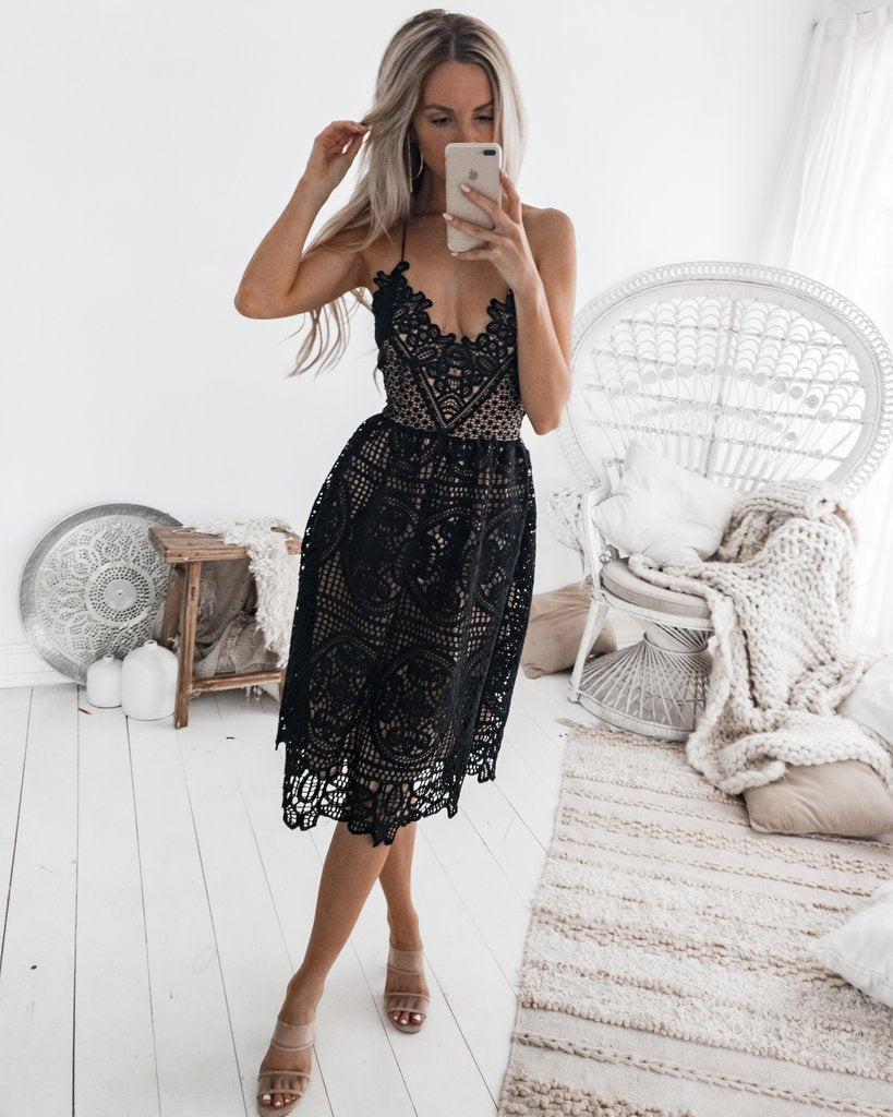 Neckholder Spitzenkleid Schwarz – Vorderansicht