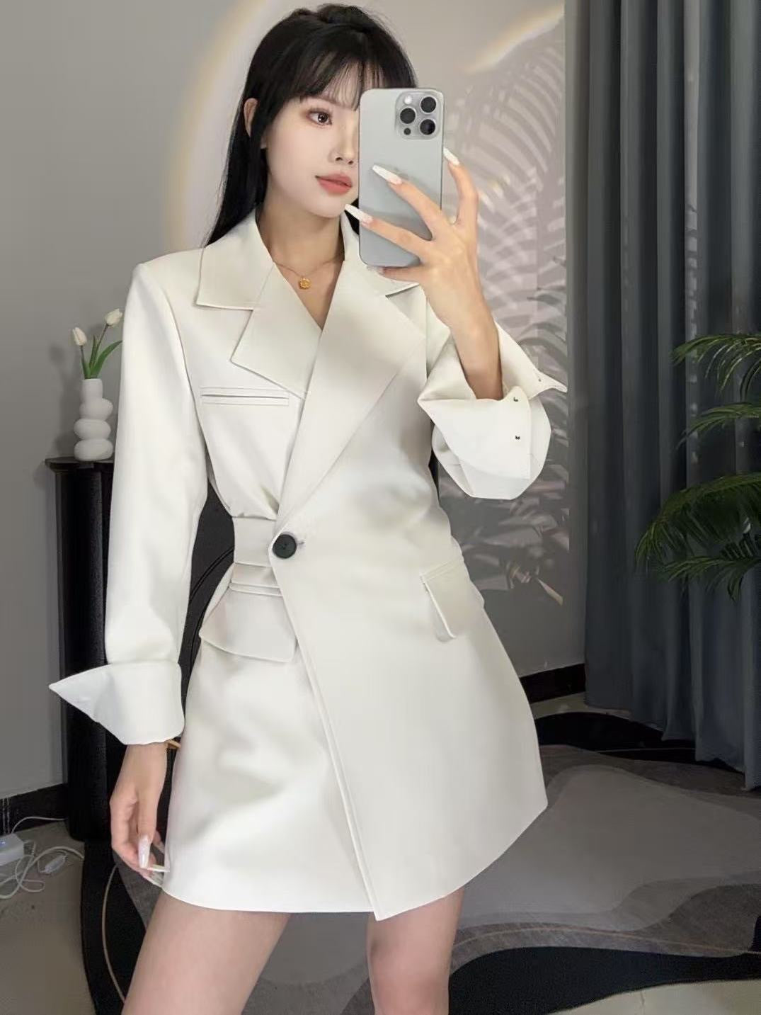 Körperbetontes Midikleid Seitenansicht beige - Solea Schweiz
