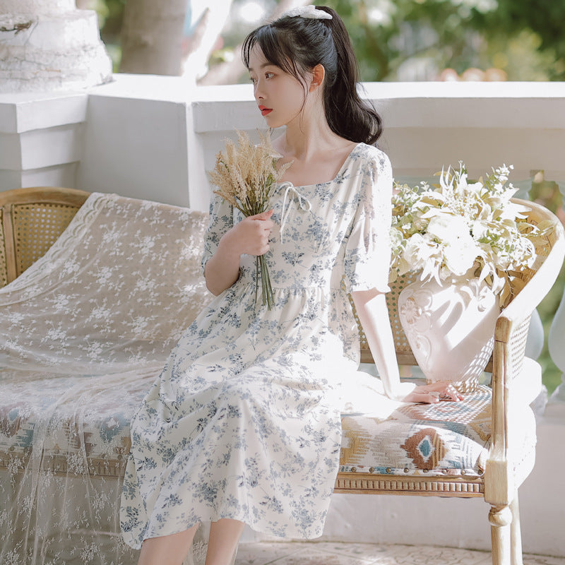 Florales Midikleid Square-Neck Detail - Solea Schweiz