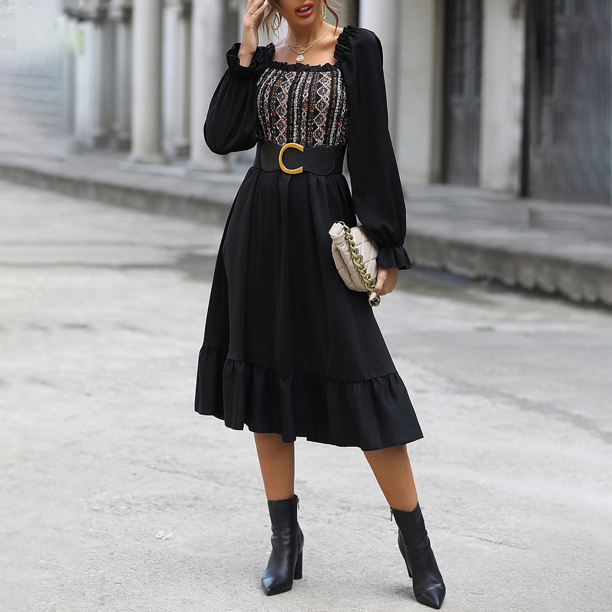 Tailliertes Square-Neck Midi-Kleid schwarz - Solea Alltagskleid Schweiz